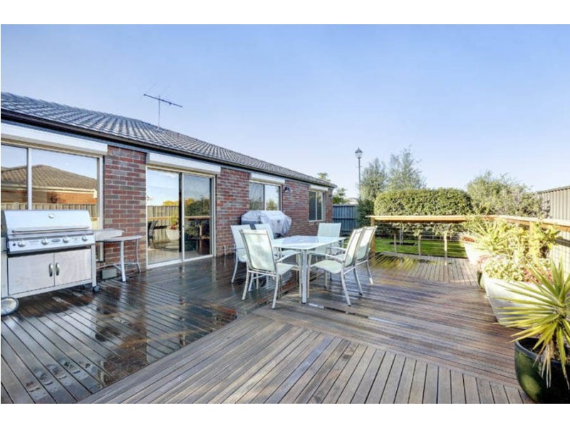 11 Scarvell Crescent, Caroline Springs VIC 3023