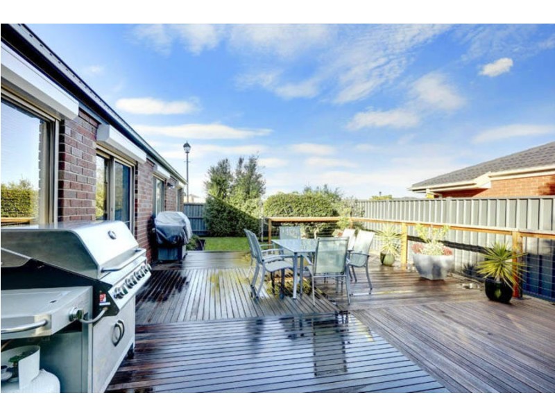 11 Scarvell Crescent, Caroline Springs VIC 3023