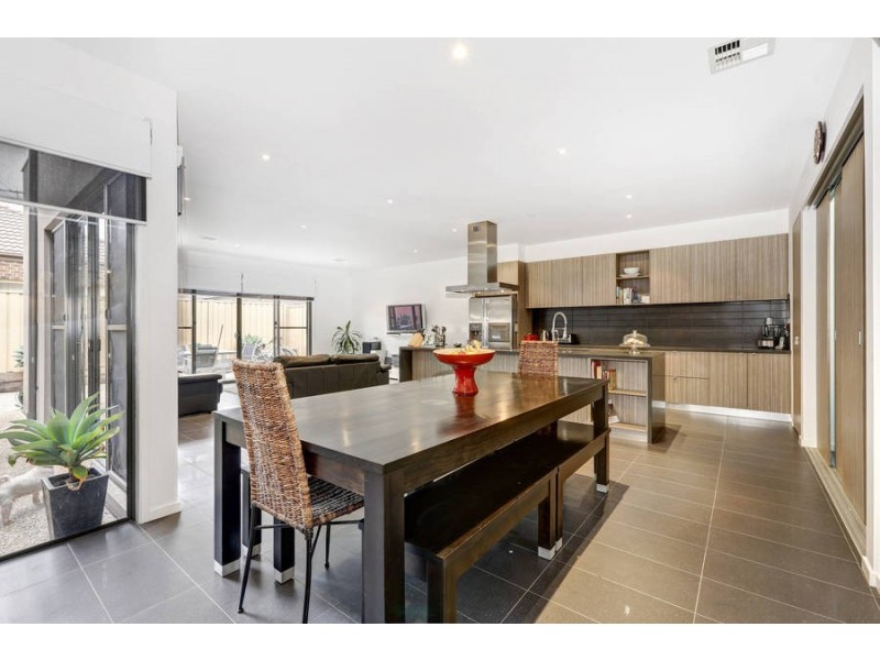 9  Tatterson Way, Caroline Springs VIC 3023