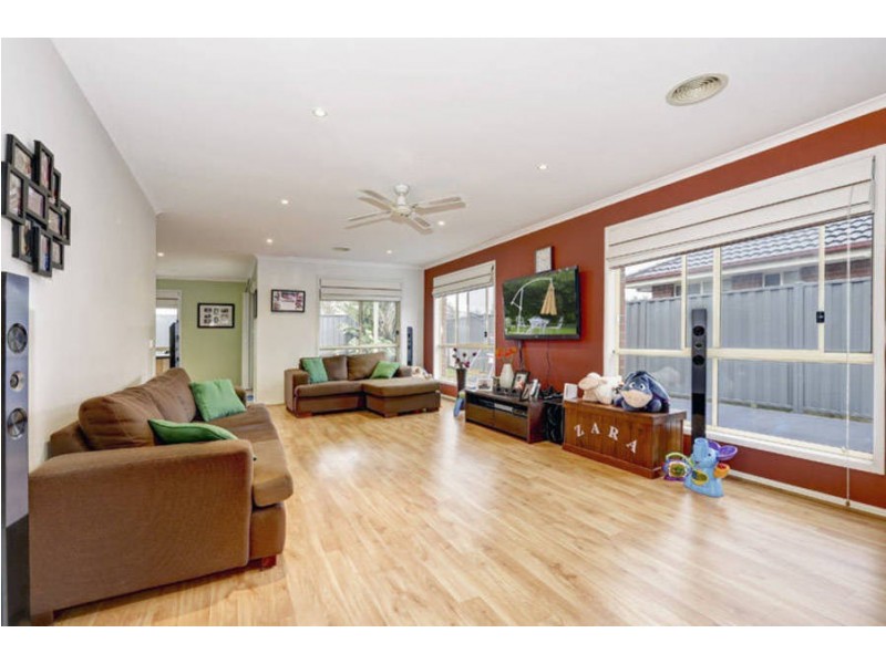15 Klippel Way, Caroline Springs VIC 3023