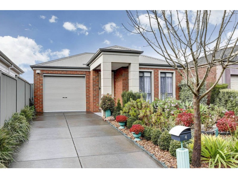 4 Lancely Green, Caroline Springs VIC 3023
