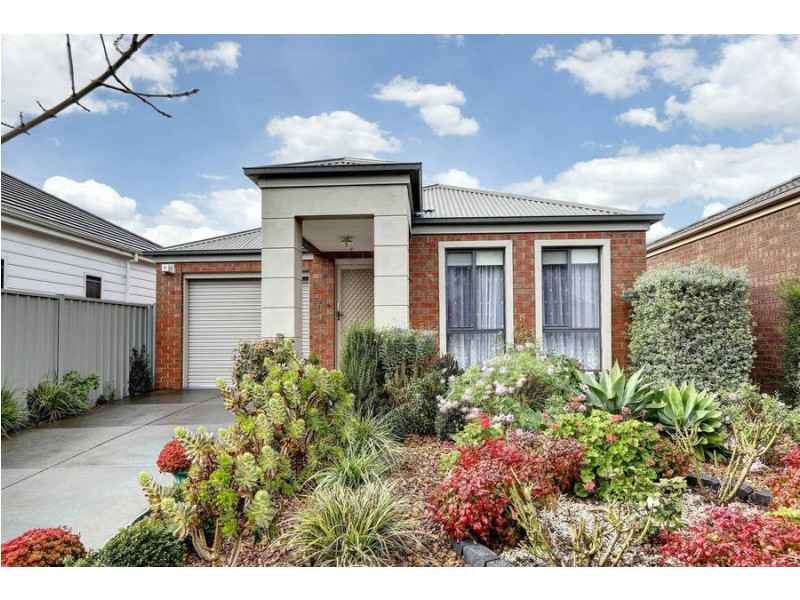 4 Lancely Green, Caroline Springs VIC 3023