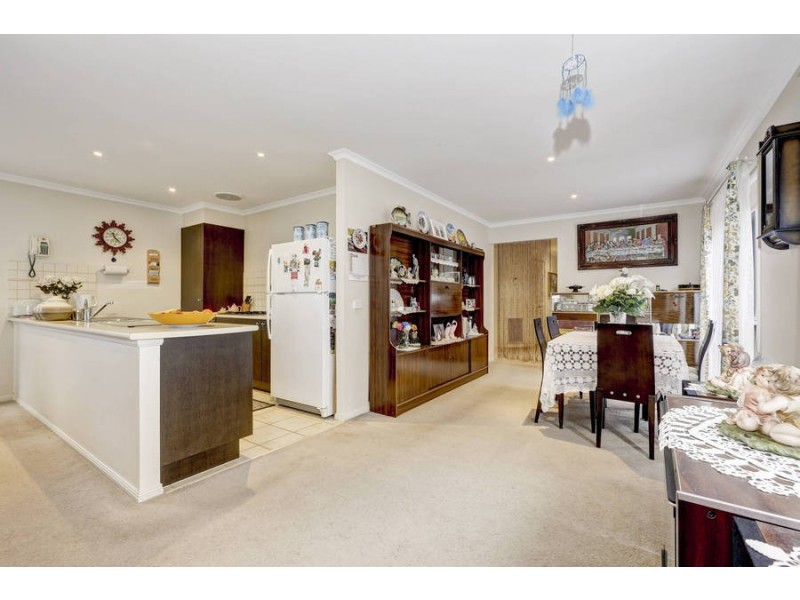 4 Lancely Green, Caroline Springs VIC 3023