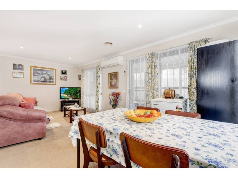 4 Lancely Green, Caroline Springs VIC 3023