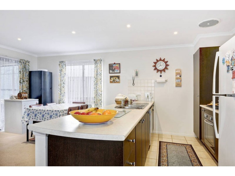 4 Lancely Green, Caroline Springs VIC 3023