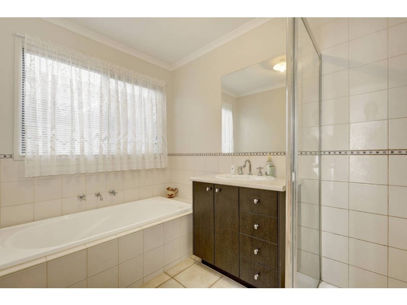 4 Lancely Green, Caroline Springs VIC 3023