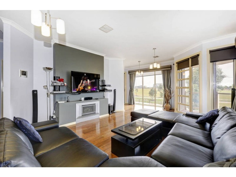 4 Grandstand Avenue, Caroline Springs VIC 3023