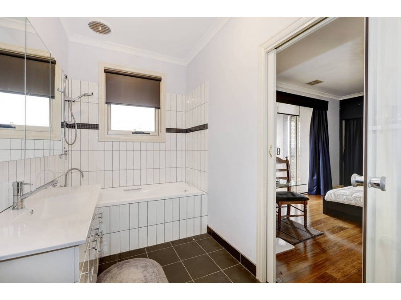 4 Grandstand Avenue, Caroline Springs VIC 3023