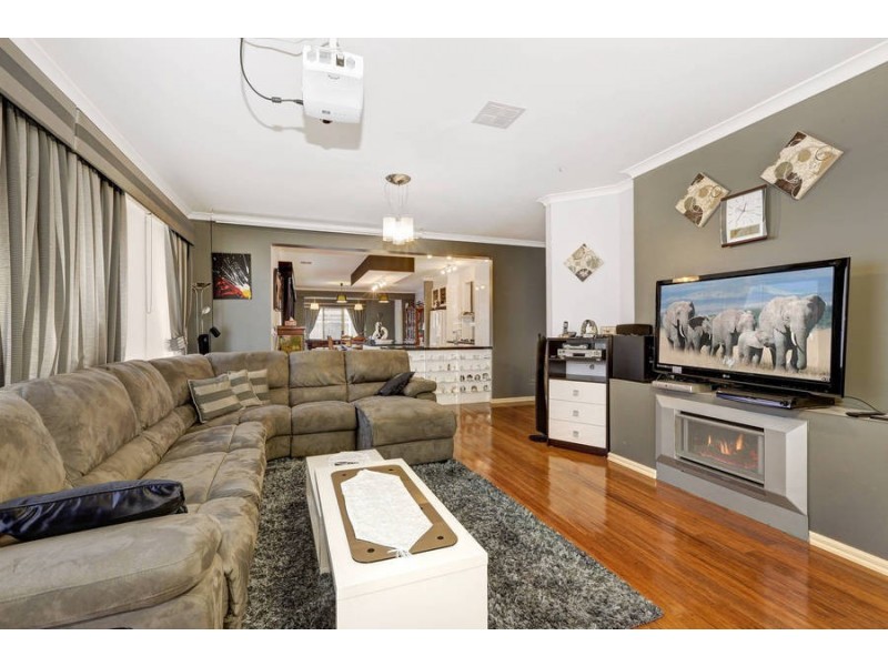 4 Grandstand Avenue, Caroline Springs VIC 3023