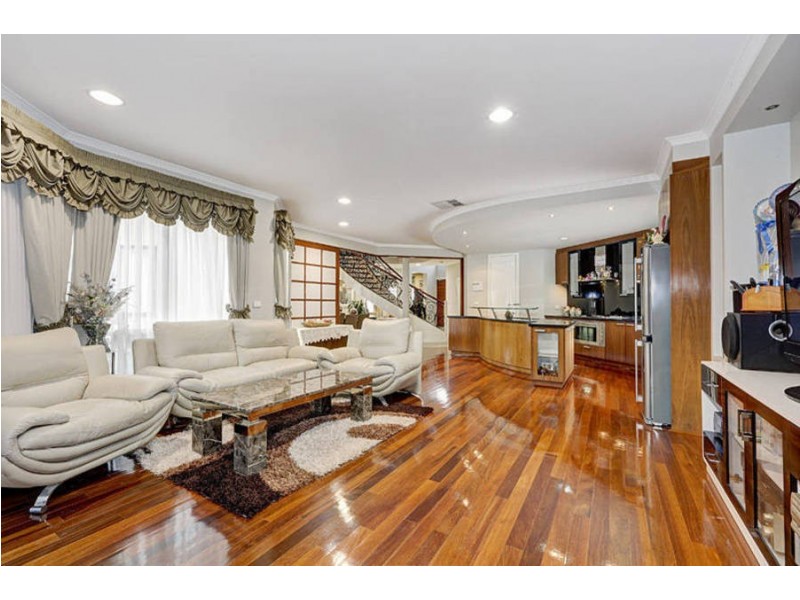 2 Lake Logan Way, Caroline Springs VIC 3023