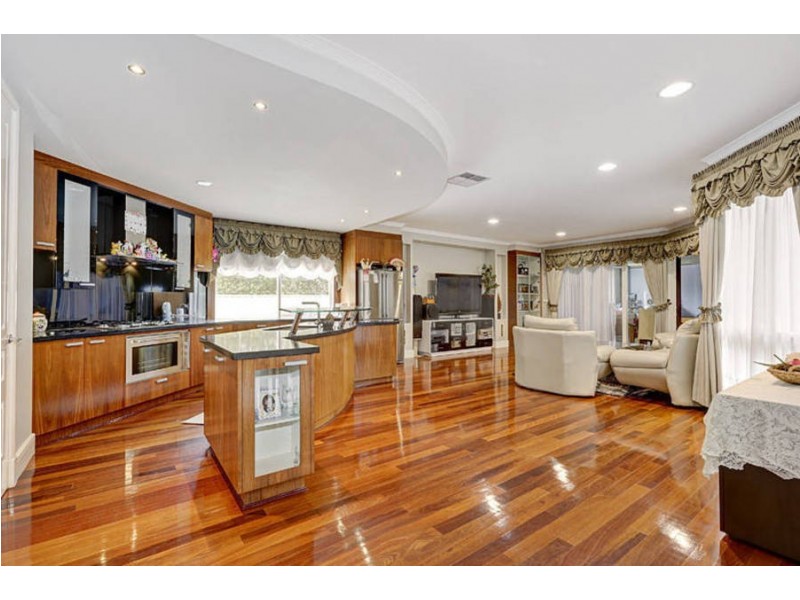 2 Lake Logan Way, Caroline Springs VIC 3023