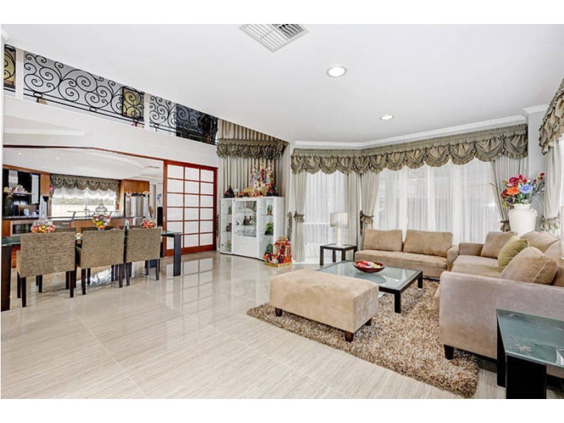 2 Lake Logan Way, Caroline Springs VIC 3023