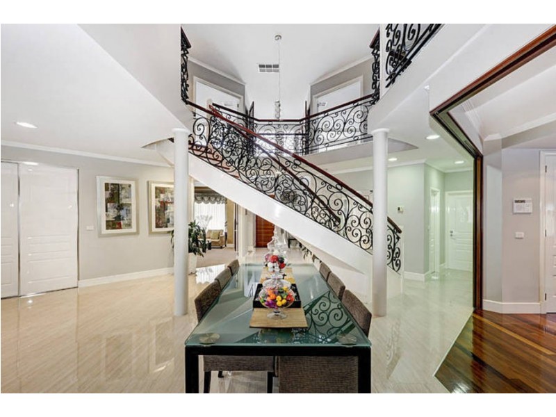 2 Lake Logan Way, Caroline Springs VIC 3023