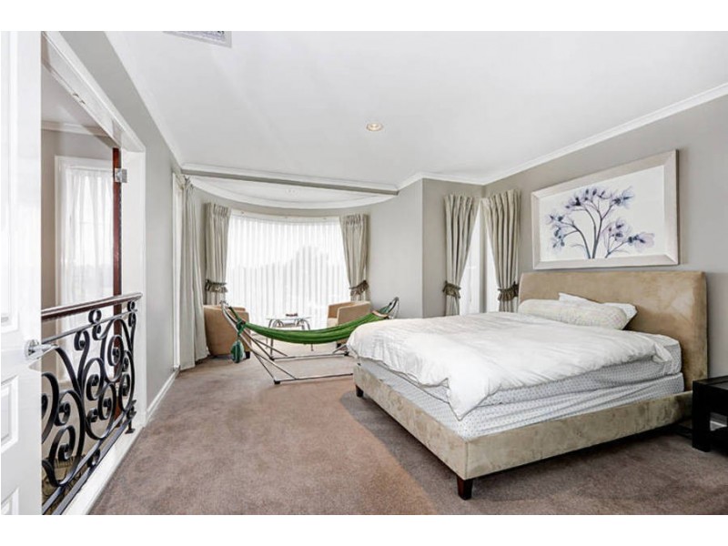 2 Lake Logan Way, Caroline Springs VIC 3023