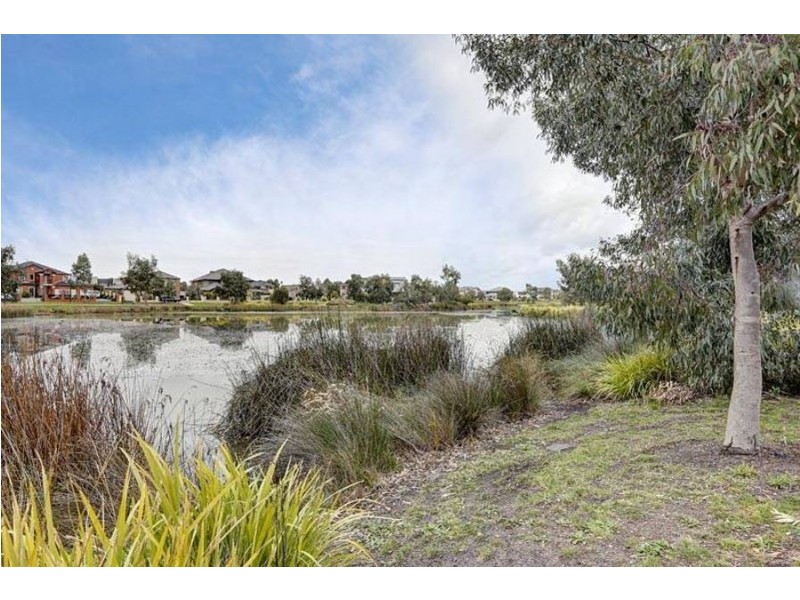 2 Lake Logan Way, Caroline Springs VIC 3023