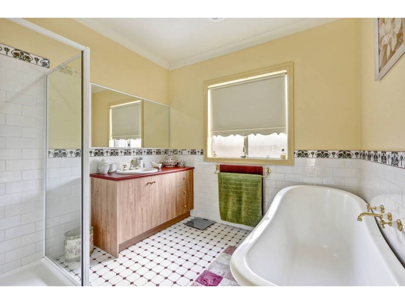 1 Sherdley Green, Caroline Springs VIC 3023