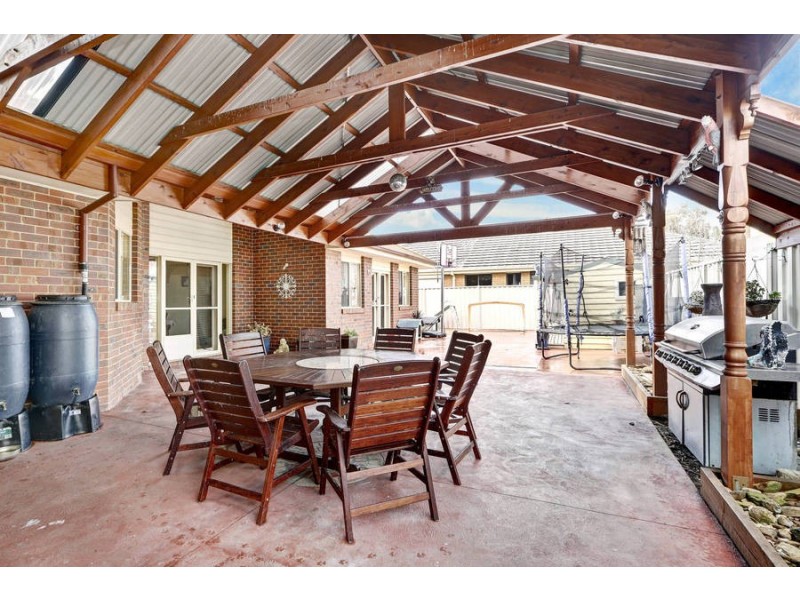 1 Sherdley Green, Caroline Springs VIC 3023