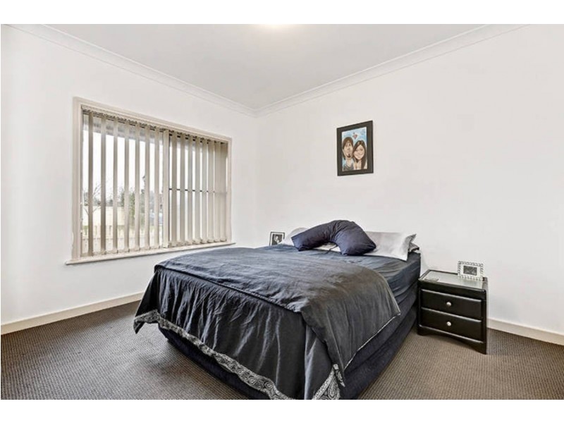 18 Dunstall Gardens, Caroline Springs VIC 3023