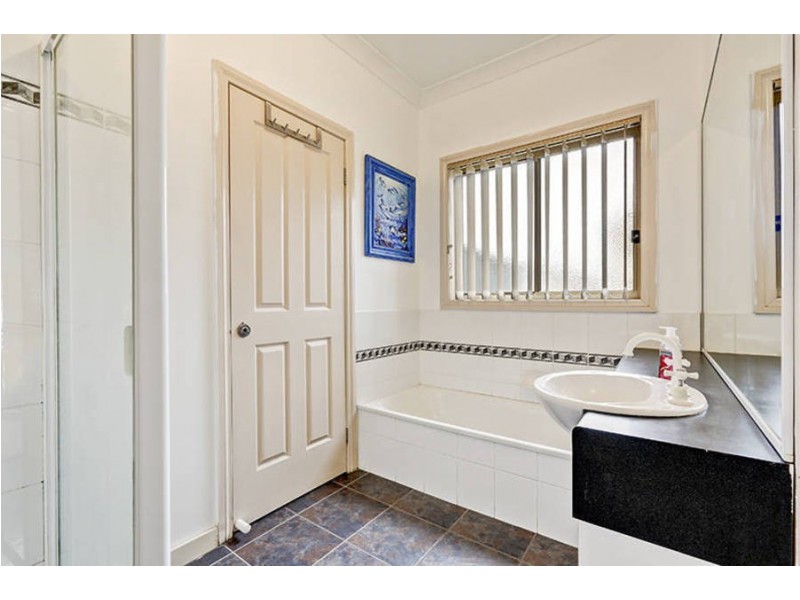 18 Dunstall Gardens, Caroline Springs VIC 3023