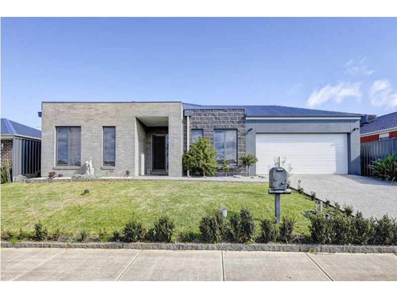 40 Olsen Retreat, Caroline Springs VIC 3023