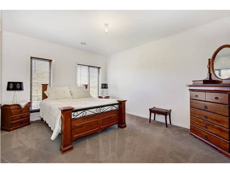 40 Olsen Retreat, Caroline Springs VIC 3023