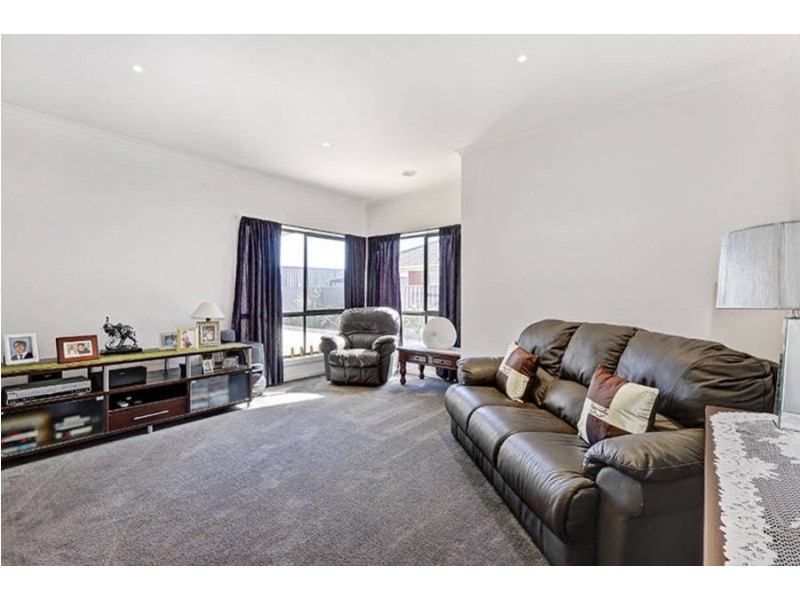 40 Olsen Retreat, Caroline Springs VIC 3023