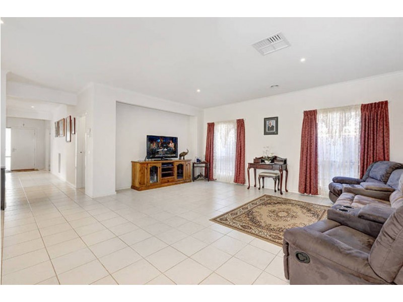 40 Olsen Retreat, Caroline Springs VIC 3023