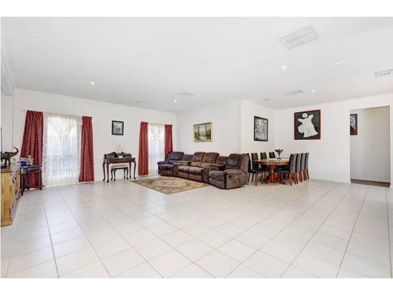 40 Olsen Retreat, Caroline Springs VIC 3023