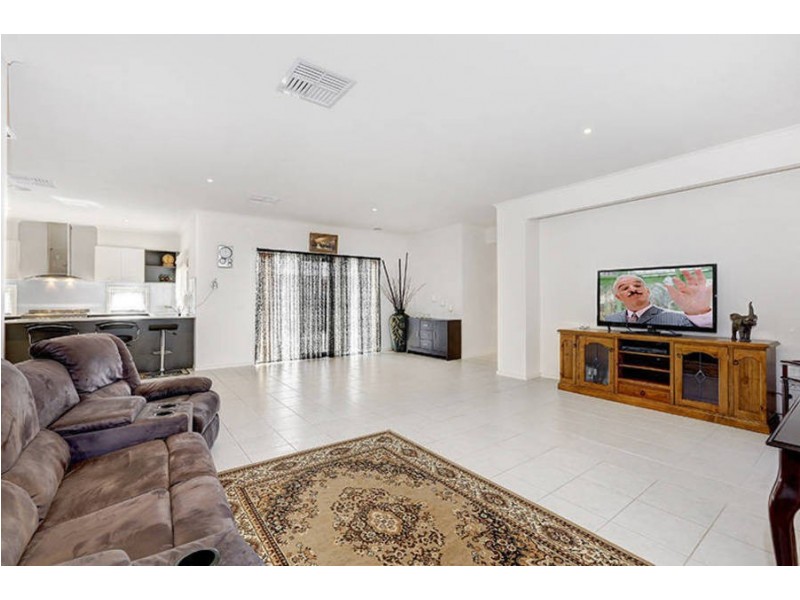 40 Olsen Retreat, Caroline Springs VIC 3023