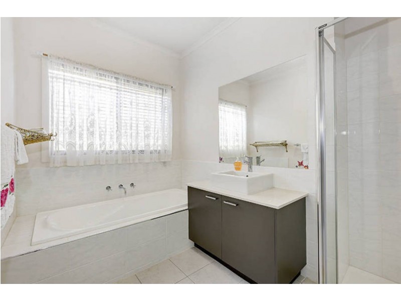 40 Olsen Retreat, Caroline Springs VIC 3023