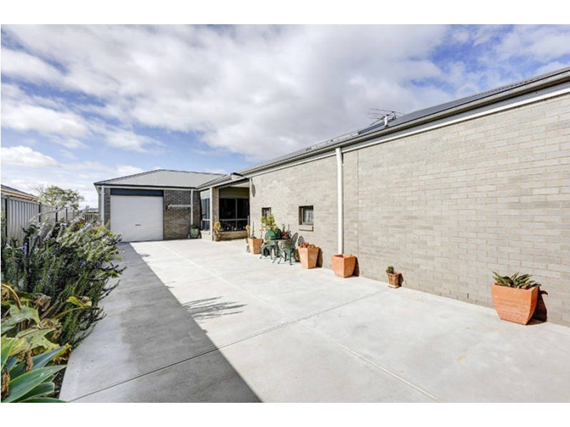 40 Olsen Retreat, Caroline Springs VIC 3023