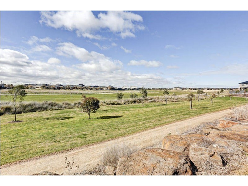 40 Olsen Retreat, Caroline Springs VIC 3023