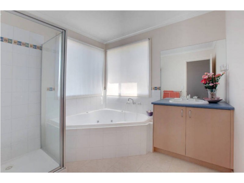 9  Millstream Way, Caroline Springs VIC 3023