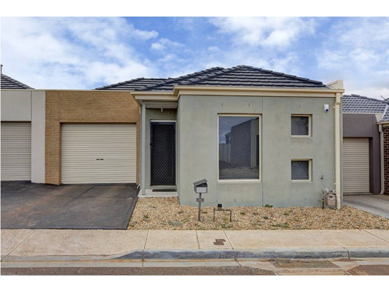 18/40 McCubbin Way, Caroline Springs VIC 3023