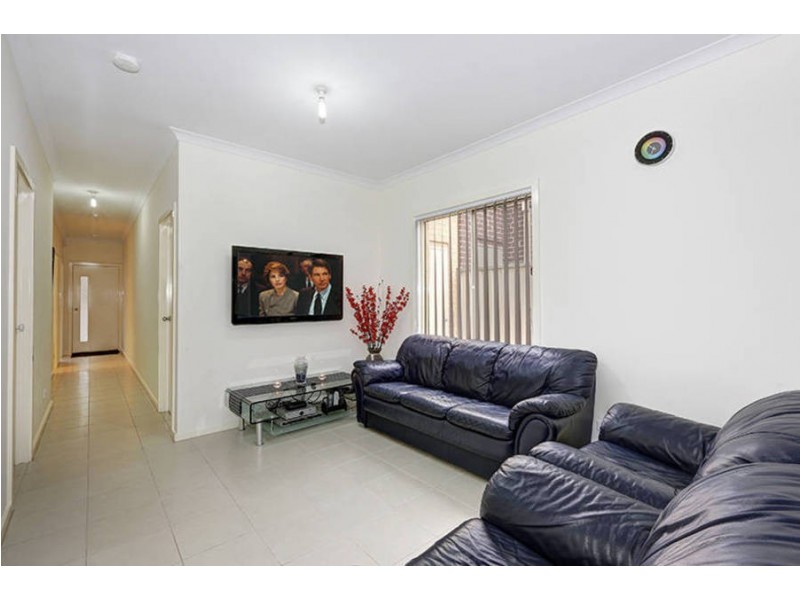 18/40 McCubbin Way, Caroline Springs VIC 3023