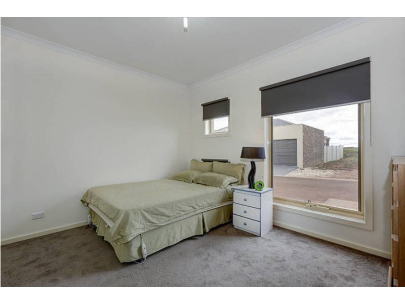 18/40 McCubbin Way, Caroline Springs VIC 3023