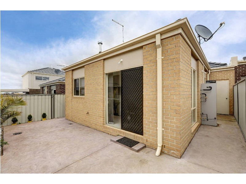 18/40 McCubbin Way, Caroline Springs VIC 3023