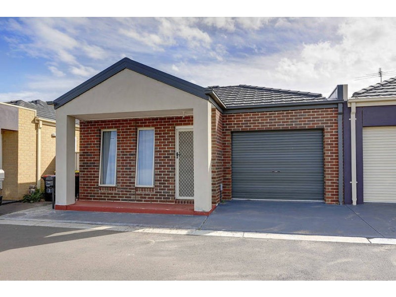3/40 McCubbin Way, Caroline Springs VIC 3023
