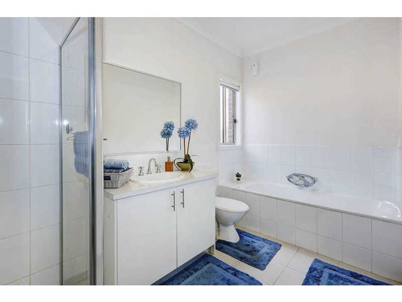 3/40 McCubbin Way, Caroline Springs VIC 3023