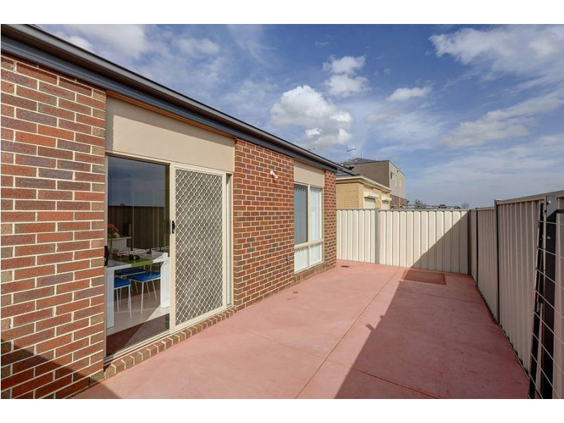 3/40 McCubbin Way, Caroline Springs VIC 3023
