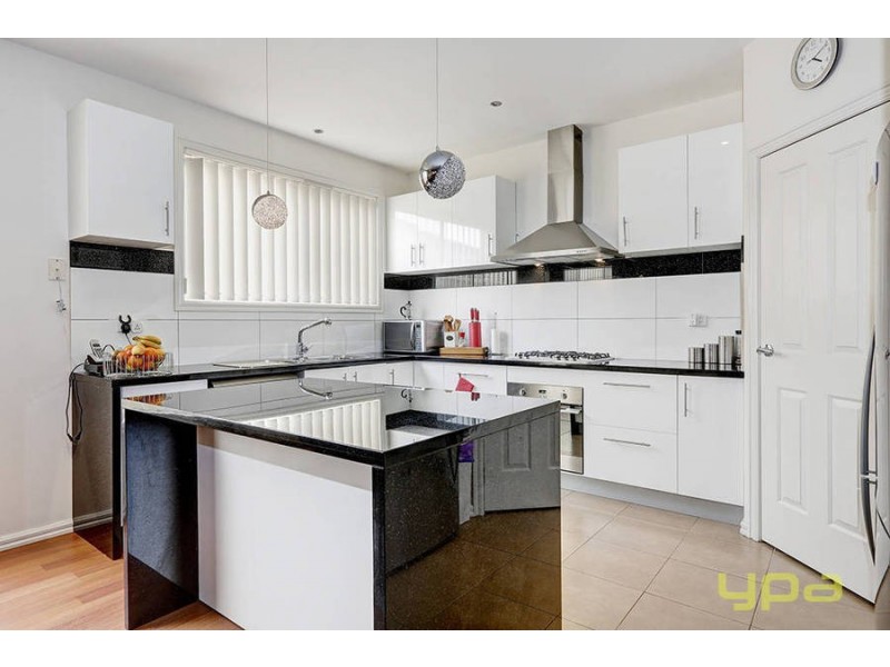 40 Daly Circuit, Caroline Springs VIC 3023