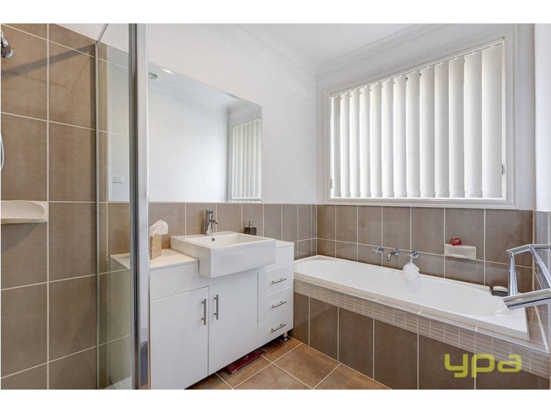 40 Daly Circuit, Caroline Springs VIC 3023