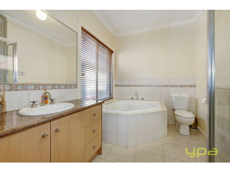 15 Risley Close, Caroline Springs VIC 3023