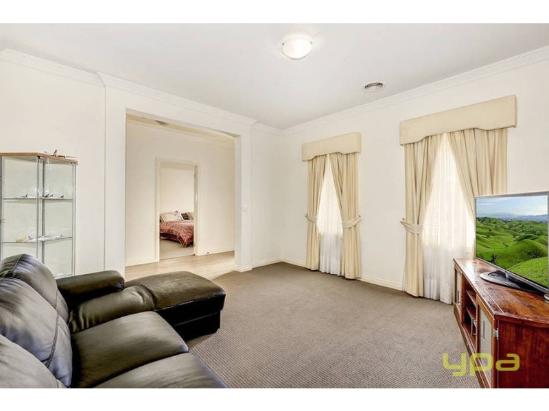 9 Copse Wood Bend, Caroline Springs VIC 3023