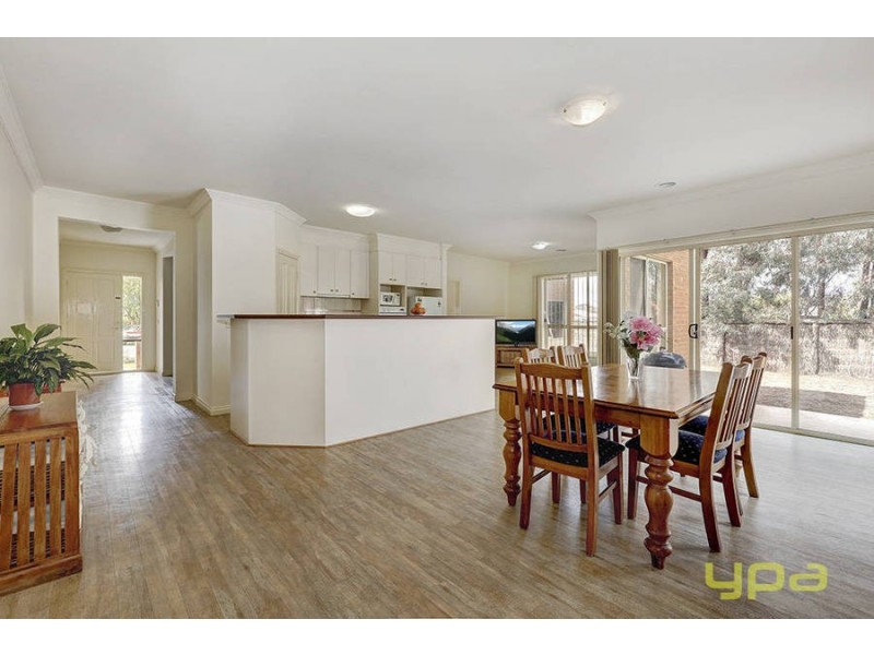 9 Copse Wood Bend, Caroline Springs VIC 3023