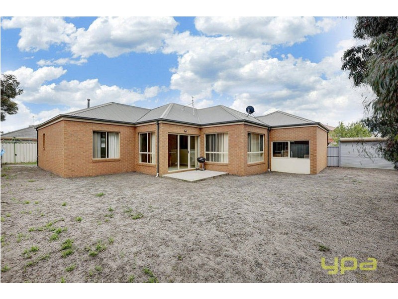 9 Copse Wood Bend, Caroline Springs VIC 3023
