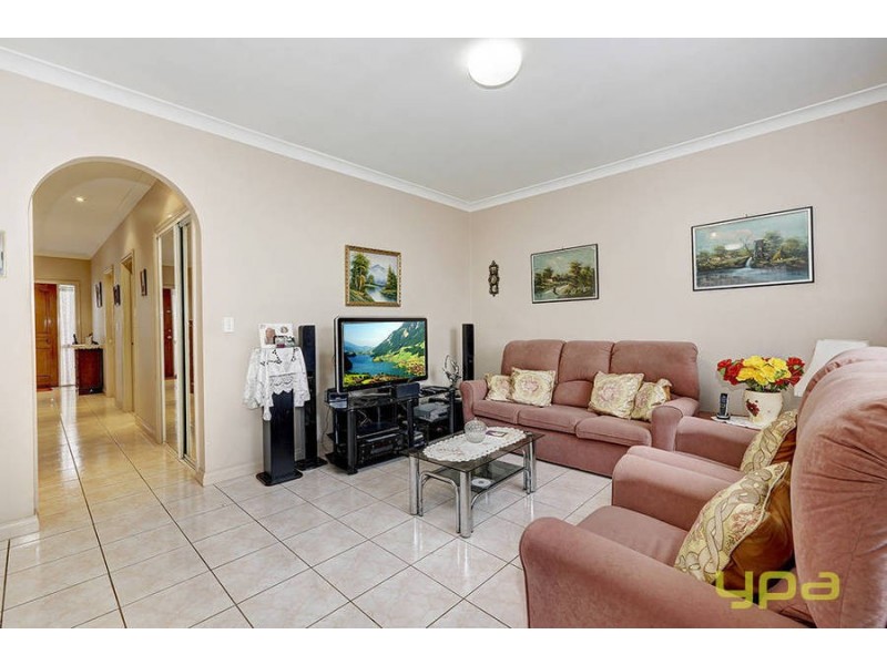 13 Kyneton Circuit, Caroline Springs VIC 3023