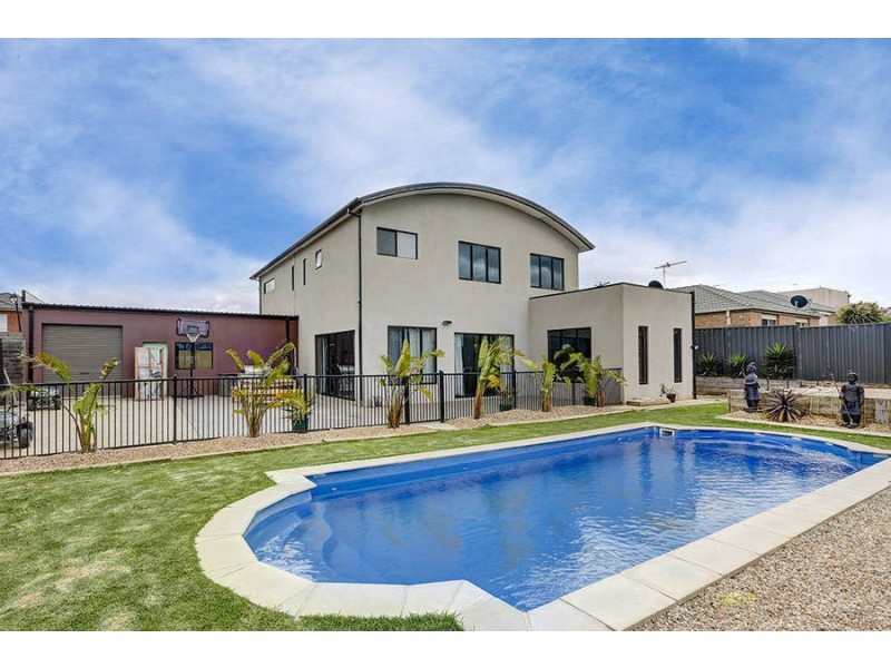 15 Olsen Retreat, Caroline Springs VIC 3023