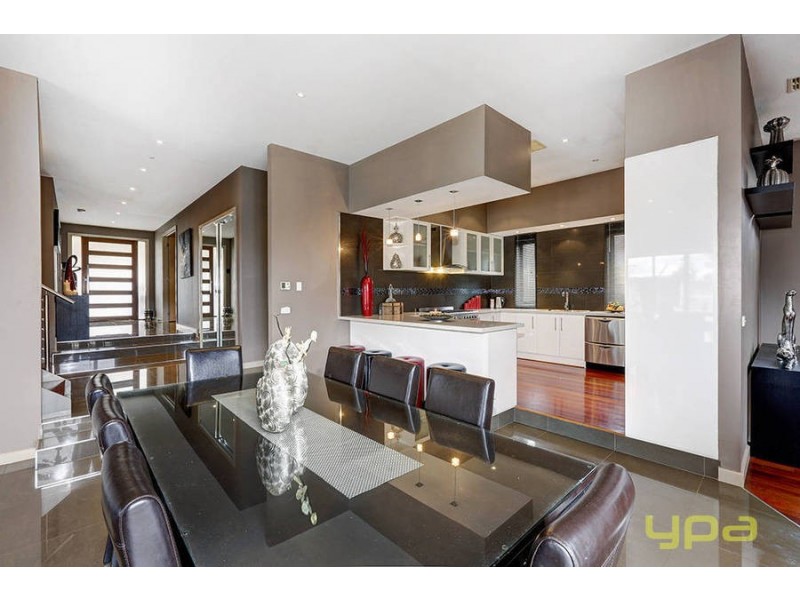 15 Olsen Retreat, Caroline Springs VIC 3023