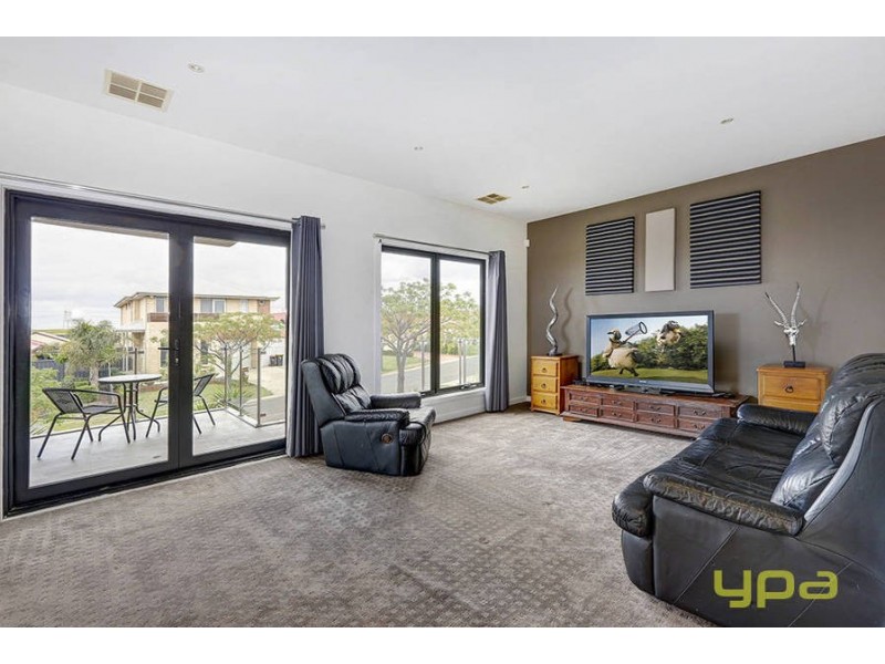 15 Olsen Retreat, Caroline Springs VIC 3023